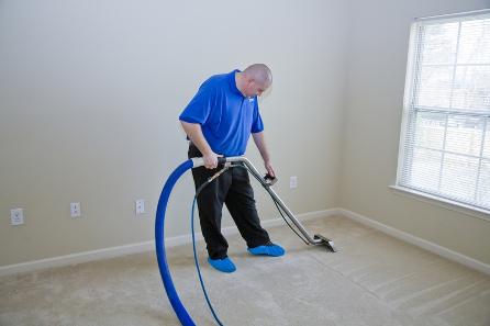 carpet-cleaning-bloomington-il-professional-man