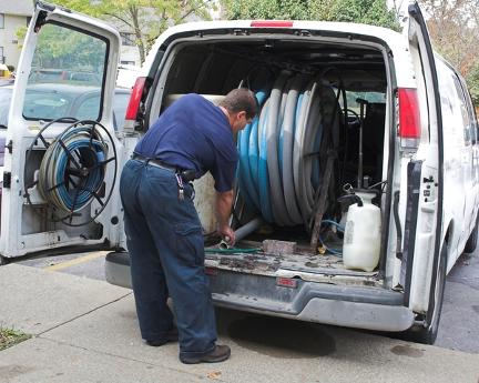 bloomington-carpet-cleaning-work-tools-machine-van-man